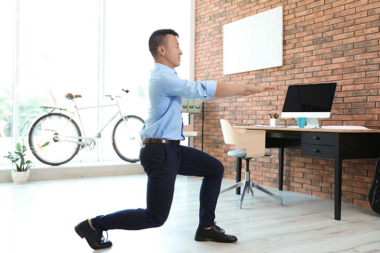 Guy lunging exercise at home